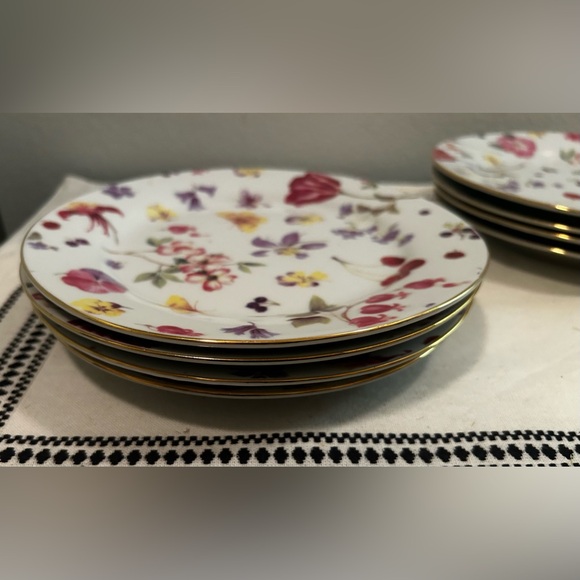 4 Mayfair Collection by Jay 7.75” salad plates with gold rim. - Picture 15 of 16